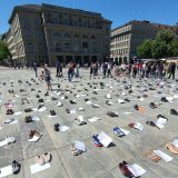 Les manifestants ont disposé 300 paires de chaussures sur la Place fédérale pour les malades non présents. Patientenorganisation ME/CFS Schweiz